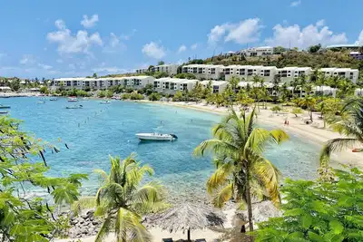 Image de Modern Renovations! Awesome Location on Water!