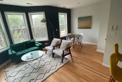 Image de Modern Wrigley Oasis with Parking!