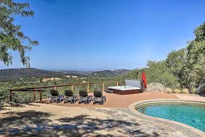 Image de Luxe Auburn Hideaway w/ Tennis Court & Views!