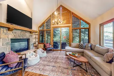 Image de Stylish mountain gem with jetted tub & gourmet kitchen - steps to lifts