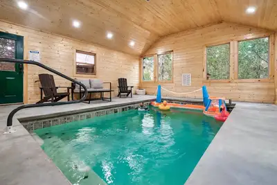 Image de Private indoor pool cabin, Views, Theater & Game Room, 8Mi to Pf, Pet friendly