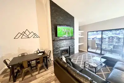 Image de 3br Duplex Condo with Home Arcade - Steps to the Gondola and Indoor Waterpark