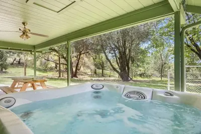 Image de Sugar Pine Cabin - Jacuzzi -King Beds - Ping-Pong