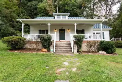 Image de Hot Tub! Jarrett Creek Cottage bike/walk to breweries, ice cream, cafes, shops