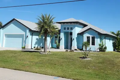 Image de Modern luxury meets Florida living in Rotonda — heated saltwater pool included!