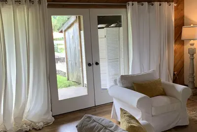 Image de cottage over looking a lake