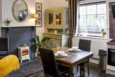Image de A cosy retreat within a substantial Georgian manor house.