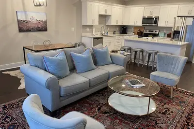 Image de Brand New Oxford TownHome with 2 Car Garage, 3 Br/3. 5 Ba, all King Ensuites