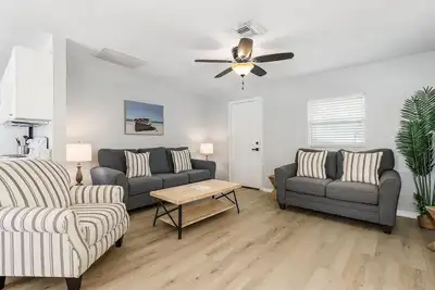 Image de 2-Bedroom Condo with Waterview Balcony - Tarpon - Welcome to our stunning two-bedroom condo room with a balcony!