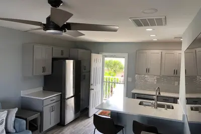 Image de Waterfront one Br condo in beautiful Venice Beach Fl. Pool, beach and marina. \n