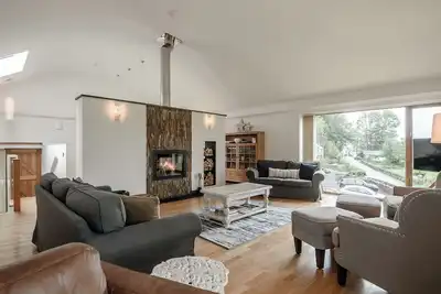 Image de This striking home is ideally located between the beach and the hills.