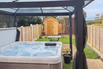Image de Just love the interior design of the cottage and the hot tub in the garden is a real bonus too.