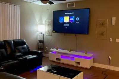 Image de Modern 2 Br, 2 Ba up-to-date condo, centrally located in luxury shopping mall