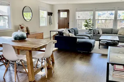 Image de Gorgeous Healdsburg house in town. Great location, fire pit, yard, huge kitchen!