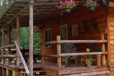 Image de Yaak, Montana, Remote Northwest Rocky Mountain Cabin, 50 miles north of Troy, Mt