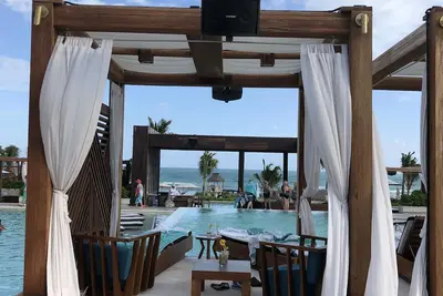 Image de Spoiler Alert: Luxurious Resort Beach Vacation