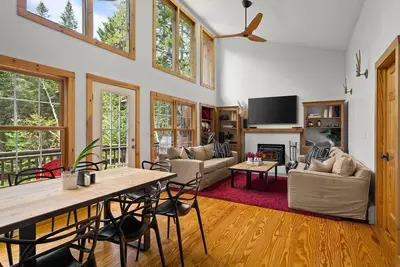 Image de Centrally Located Vt Modern Home w Wood Stove!