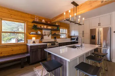 Image de Beautifully Remodeled Cabin tucked away in the wonderful Spring Creek Area!