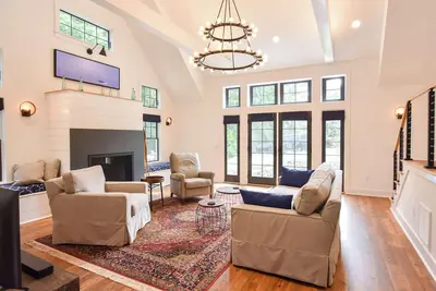 Image de Luxurious, Modern Walk to Water!