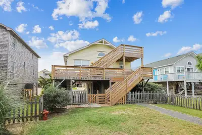 Image de Pet Friendly fenced in yard! Walk to dining/shopping. 3 min to beach