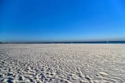 Image de Coastal 'Sea Side' Townhome - Walk to Beach!