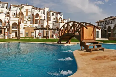 Image de Appartement à 2 lits près de la plage avec piscines et spa, climatisation et Wi-Fi