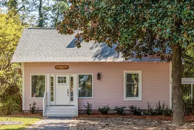 Image de Historic Cottage in the heart of Pinehurst Village