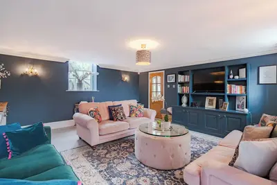 Image de Newly Refurbed Coach house, private garden, Hot Tub, Games rm, Lake, Up to 8pax