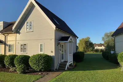 Image de Welcome to 'ThatOne' our Cotswold Lakeside holiday home.