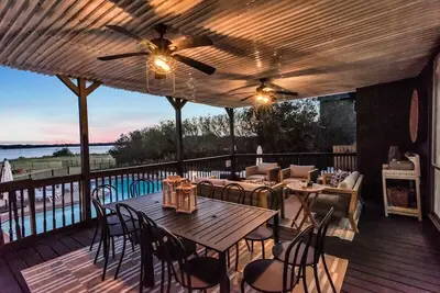 Image de Lakefront Luxe 6br/4. 5b Home with Pool & Hot Tub