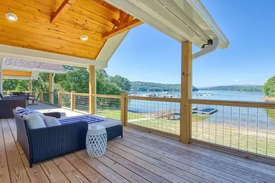 Image de Great Lake Escape w/ Dock & Hot Tub