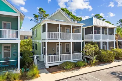 Image de Spacious cottage- 2 minutes to beach with screened porches, pools, hot tub