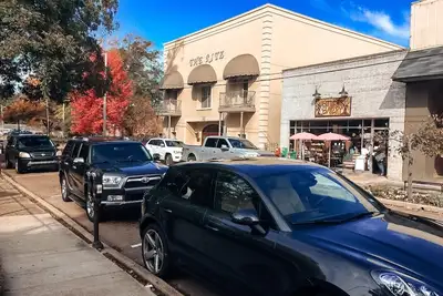 Image de 2 Br / 2 Ba Unit! Walking Distance From Square And Campus! !