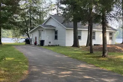 Image de Wi River-Boom Lake cottage on spacious lot, water on 3 sides, kayaks, fire pit