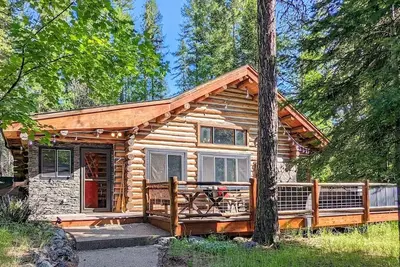 True Montana Cabin, Hidden Moose, 4 Bed / 2 Bath, Sleeps 8, Hot Tub, Great Location!