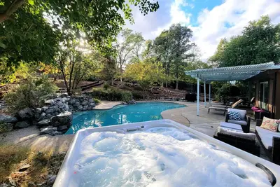 Image de The Sereniti House :: Tranquil Escape With Hot Tub
