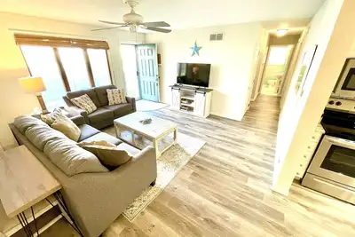 Image de 1/2 block to beach- 1st Floor- Great for families! Perfect location!