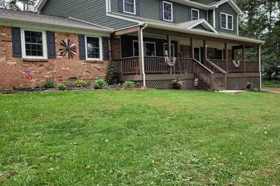Image de Spacious 4 bedroom, 3 bath home with hot tub and mountain views.