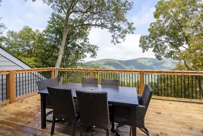 Image de Incredible Mountain Views - Modern Four Bedroom Home - Five Minute Walk to Slope