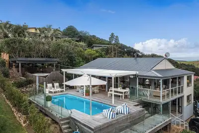 Image de 4 Bedroom home with the most Incredible expansive views with huge heated pool!