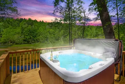 Image de Cozy Lakefront Cabin Hot Tub & Fireplace + Covered Deck  Romantic - Pet Friendly