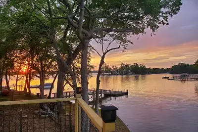 Image de Lakefront Home with Saltwater Pool, Hot Tub, Firepit, Kayaks. Pet Friendly