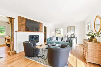 Image de Inviting Home near park and lake