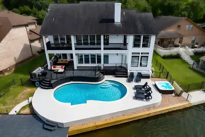 Image de Waterfront villa w/ pool, hot tub, outdoor kitchen.