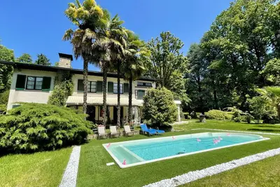 Maison de vacances privée avec piscine privée, bain à remous, Wifi, Tv, patio, parking