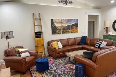 Image de Hillside Hacienda is family friendly & pet friendly with a large fenced yard.