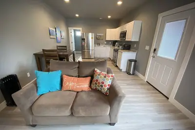Image de Newly Built Studio with Mountain Views!