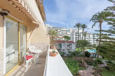 Image de Nouvel appartement moderne à deux lits avec balcon, climatisation et Wi-Fi.