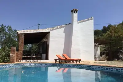 Image de Avec la vue sur les montagnes, la piscine, la terrasse, l'air conditionné et le Wi-Fi.