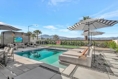 Image de Smooth Giant - Deluxe  show stopper Wow factor, unbelievable pool and backyard!